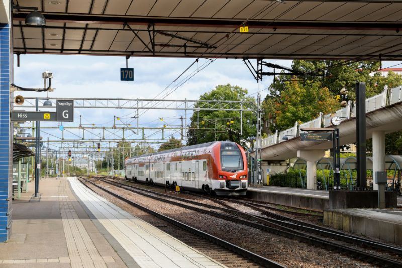 Er1 dubbeldäckare vid perrong