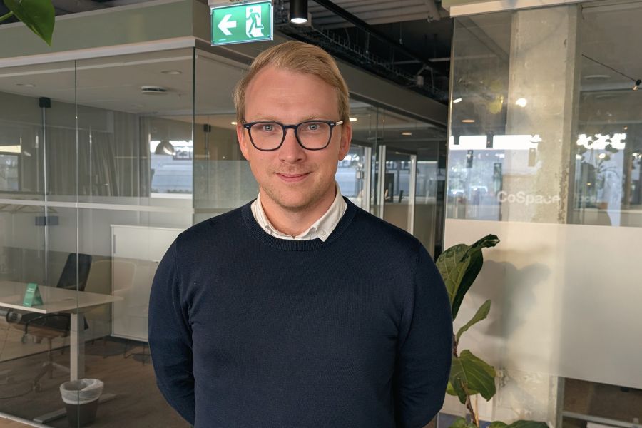 Bild på Linus, man med glasögon och ljust hår. Ny chef för trafik på TIB