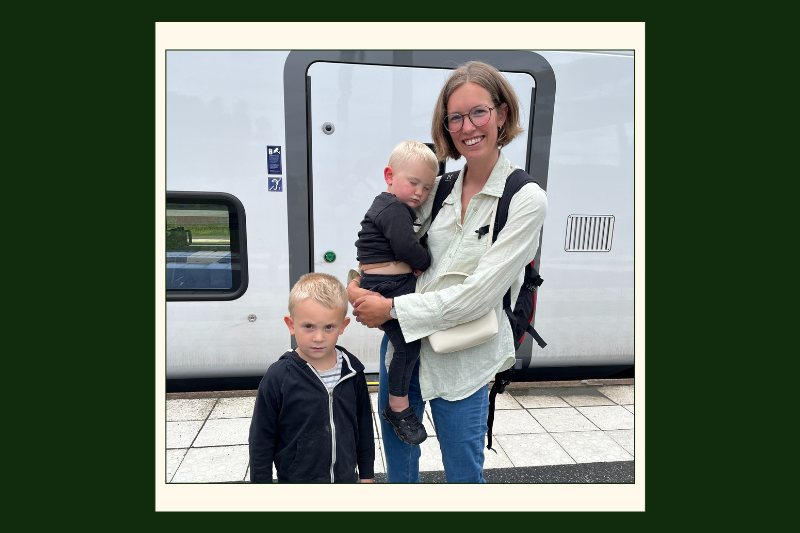 Mamma med 3 barn står framför Er1, redo att kliva på och åka tåg.