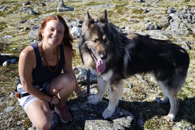 Lin och hunden Ramses sitter i skogen. En solig dag.