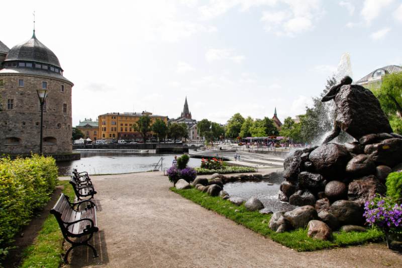 Örebro Centrum, bild på grönska i en park och slott i bakgrunden.